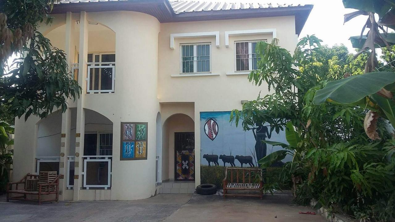 Sarawally Guesthouse Ampaya 外观 照片