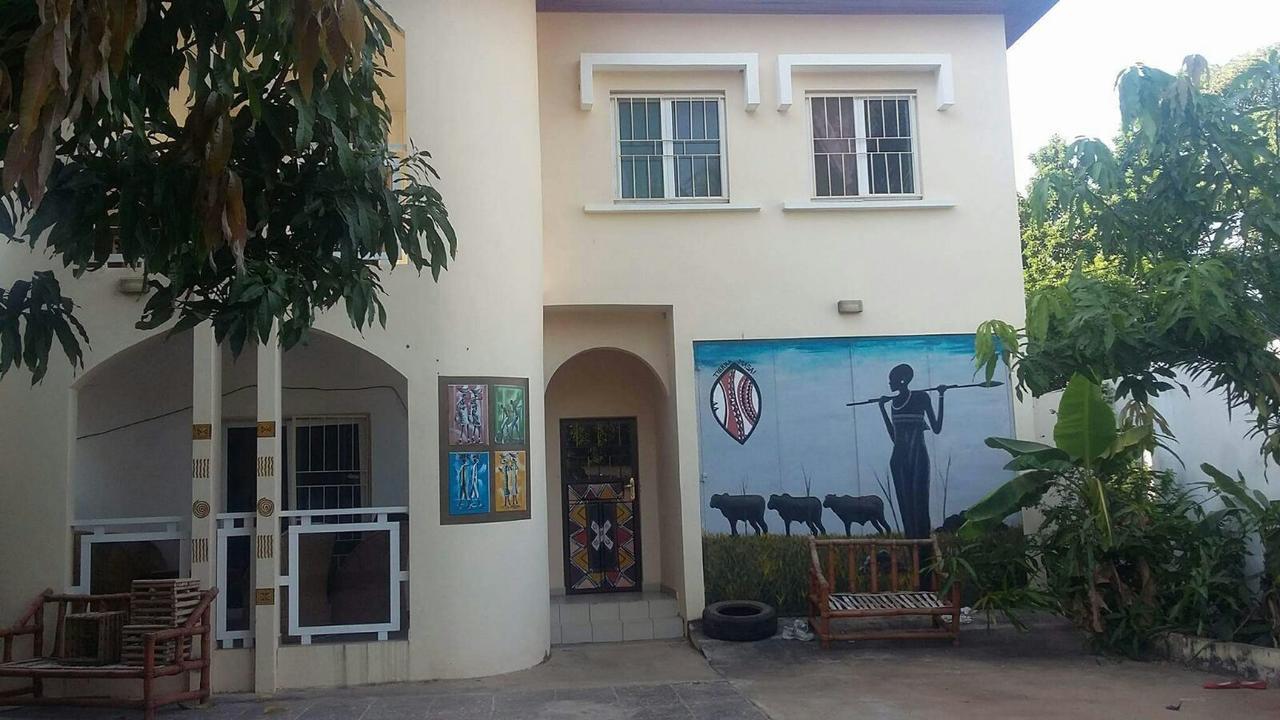 Sarawally Guesthouse Ampaya 外观 照片
